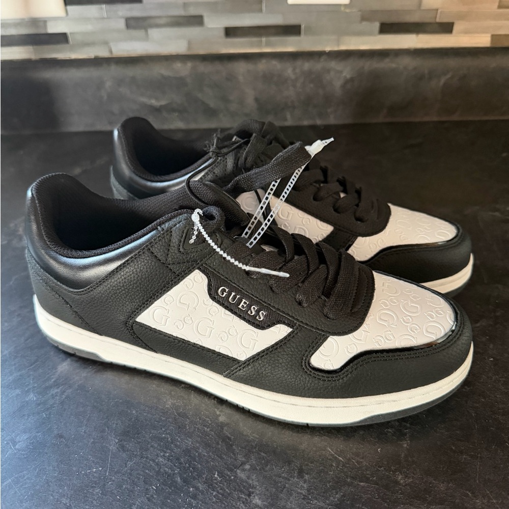 Guess Men's Tirty Lace Up Low Top Fashion Sneakers Size US 9 New Without Tags